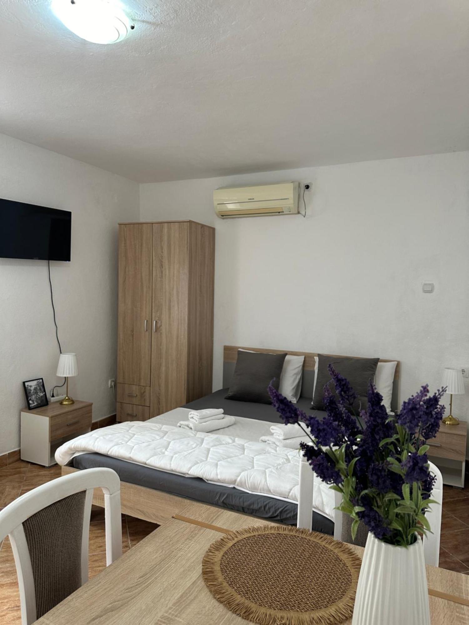 Apartman Nina Risan Esterno foto
